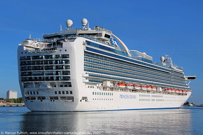 Das Kreuzfahrtschiff EMERALD PRINCESS von der Kreuzfahrtreederei Princess Cruises am 12. Mai 2025 im Kreuzfahrthafen Warnemünde in der Hansestadt Rostock.