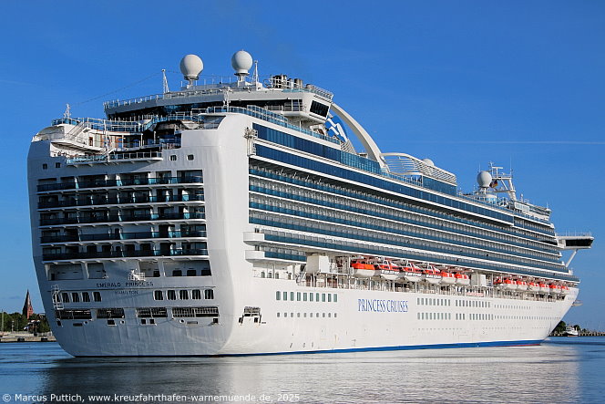 Das Kreuzfahrtschiff EMERALD PRINCESS von der Kreuzfahrtreederei Princess Cruises am 12. Mai 2025 im Kreuzfahrthafen Warnemünde in der Hansestadt Rostock.