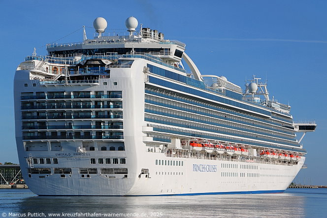 Das Kreuzfahrtschiff EMERALD PRINCESS von der Kreuzfahrtreederei Princess Cruises am 12. Mai 2025 im Kreuzfahrthafen Warnemünde in der Hansestadt Rostock.
