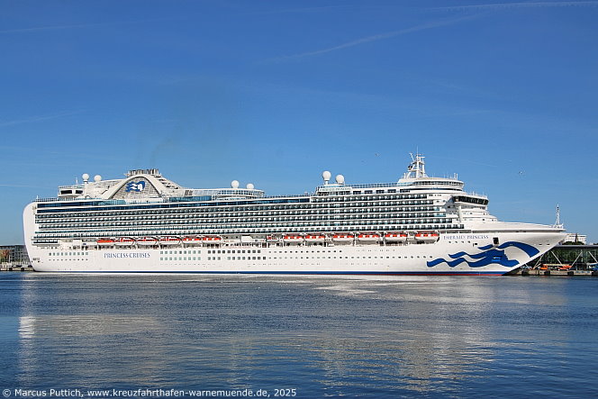 Das Kreuzfahrtschiff EMERALD PRINCESS von der Kreuzfahrtreederei Princess Cruises am 12. Mai 2025 im Kreuzfahrthafen Warnemünde in der Hansestadt Rostock.