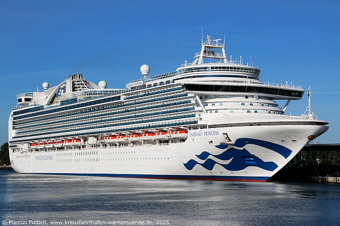 Das Kreuzfahrtschiff EMERALD PRINCESS von der Kreuzfahrtreederei Princess Cruises am 12. Mai 2025 im Kreuzfahrthafen Warnemünde in der Hansestadt Rostock.