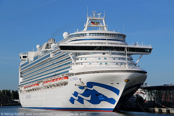 Das Kreuzfahrtschiff EMERALD PRINCESS von der Kreuzfahrtreederei Princess Cruises am 12. Mai 2025 im Kreuzfahrthafen Warnemünde in der Hansestadt Rostock.