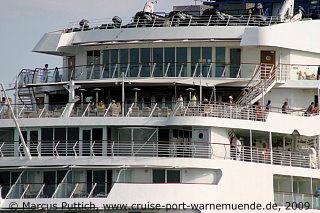 Das Kreuzfahrtschiff EUROPA am 23. August 2009 im Ostseebad Warnemünde.