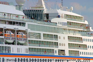 Das Kreuzfahrtschiff EUROPA am 23. August 2009 im Ostseebad Warnem&uuml;nde.