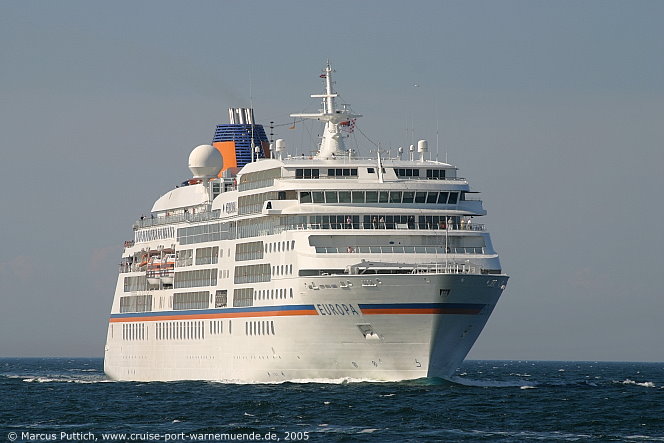 Das Kreuzfahrtschiff EUROPA am 09. Juli 2005 im Ostseebad Warnem&uuml;nde (Erstanlauf).