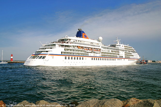 Das Kreuzfahrtschiff EUROPA am 09. Juli 2005 im Ostseebad Warnem&uuml;nde (Erstanlauf).