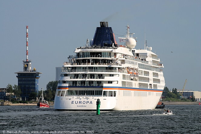 Das Kreuzfahrtschiff EUROPA am 09. Juli 2005 im Ostseebad Warnemünde (Erstanlauf).