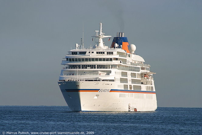 Das Kreuzfahrtschiff EUROPA am 23. August 2009 im Ostseebad Warnem&uuml;nde.