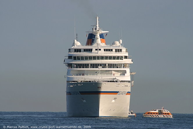 Das Kreuzfahrtschiff EUROPA am 23. August 2009 im Ostseebad Warnem&uuml;nde.