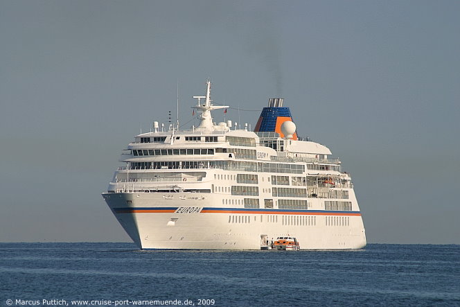 Das Kreuzfahrtschiff EUROPA am 23. August 2009 im Ostseebad Warnem&uuml;nde.