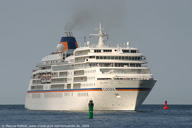 Das Kreuzfahrtschiff EUROPA am 23. August 2009 im Ostseebad Warnem&uuml;nde.