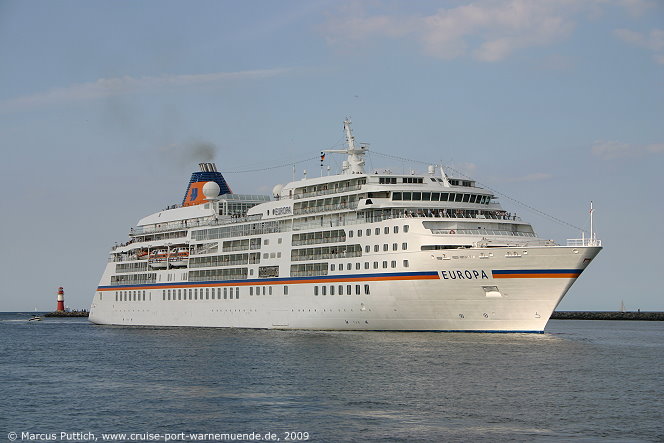 Das Kreuzfahrtschiff EUROPA am 23. August 2009 im Ostseebad Warnem&uuml;nde.