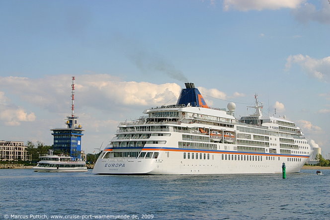 Das Kreuzfahrtschiff EUROPA am 23. August 2009 im Ostseebad Warnem&uuml;nde.