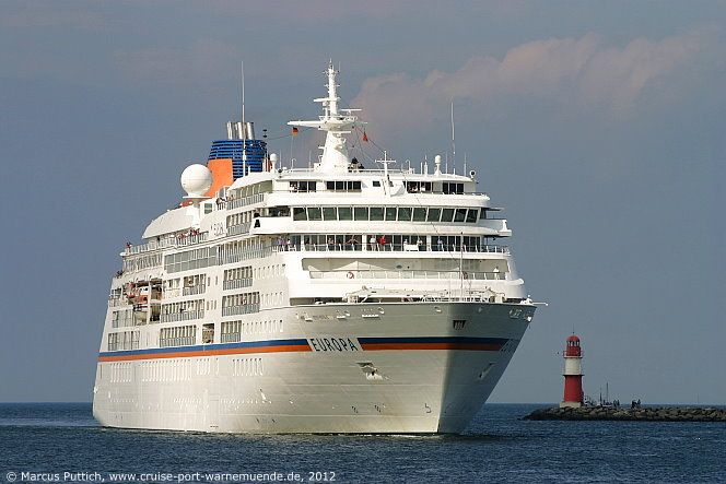 Das Kreuzfahrtschiff EUROPA am 25. August 2012 im Ostseebad Warnemünde.