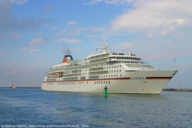 Das Kreuzfahrtschiff EUROPA am 25. August 2012 im Ostseebad Warnem&uuml;nde.