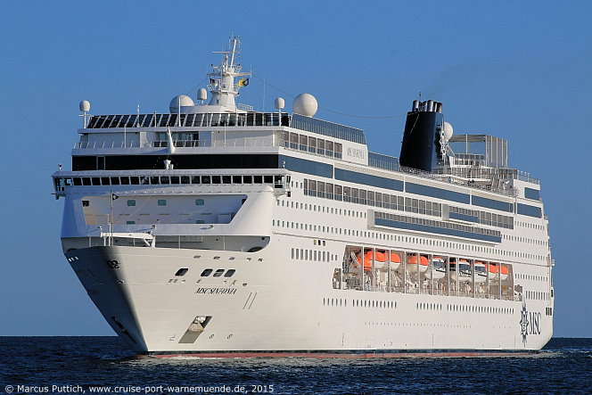 Das Kreuzfahrtschiff MSC SINFONIA am 07. Juni 2015 im Kreuzfahrthafen Warnem&uuml;nde in der Hansestadt Rostock.