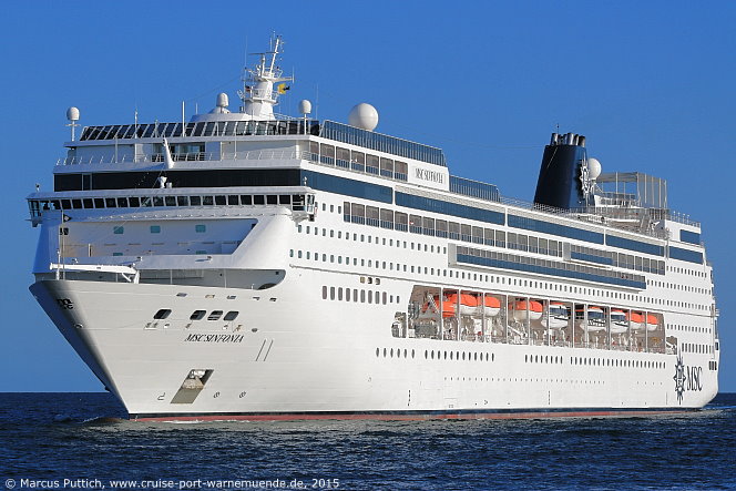Das Kreuzfahrtschiff MSC SINFONIA am 07. Juni 2015 im Kreuzfahrthafen Warnem&uuml;nde in der Hansestadt Rostock.