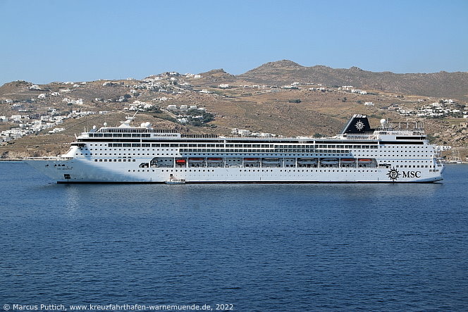 Das Kreuzfahrtschiff MSC ARMONIA am 18. Mai 2022 in Mykonos Stadt auf der Insel Mykonos (Griechenland).