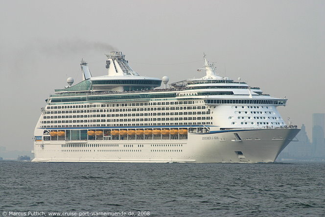 Das Kreuzfahrtschiff EXPLORER OF THE SEAS von der Kreuzfahrtreederei Royal Caribbean International am 26. Juli 2008 in New York, NY (USA).