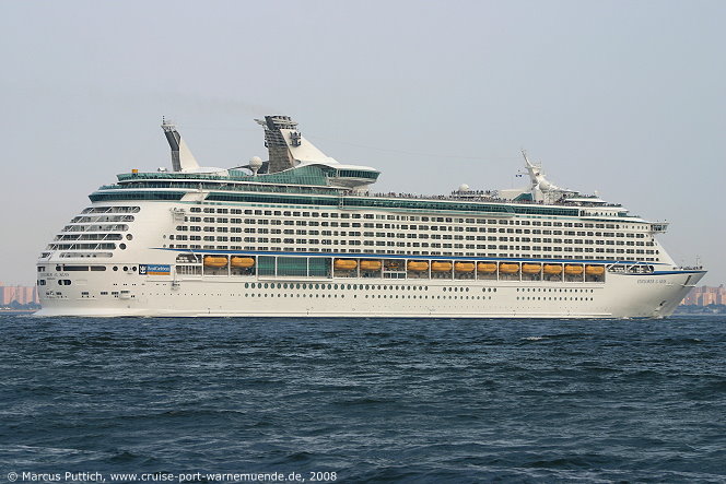 Das Kreuzfahrtschiff EXPLORER OF THE SEAS von der Kreuzfahrtreederei Royal Caribbean International am 26. Juli 2008 in New York, NY (USA).