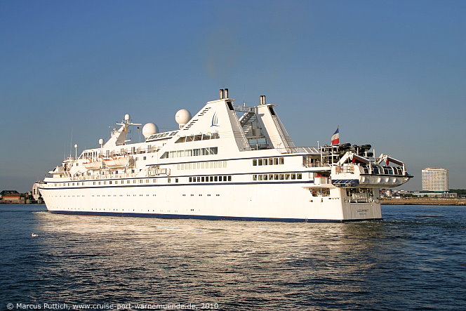 Das Kreuzfahrtschiff LE DIAMANT am 22. Juni 2010 im Ostseebad Warnem&uuml;nde.