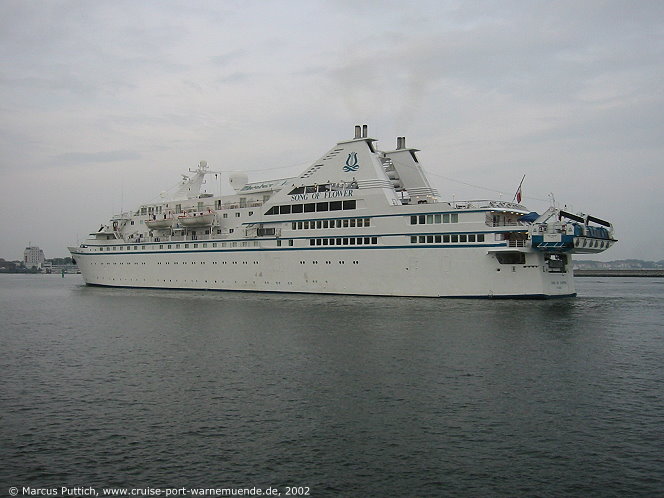 Das Kreuzfahrtschiff SONG OF FLOWER am 07. Juli 2002 im Ostseebad Warnem&uuml;nde.