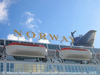 Das Kreuzfahrtschiff NORWAY am 23. Mai 2005 in Bremerhaven (Deutschland).