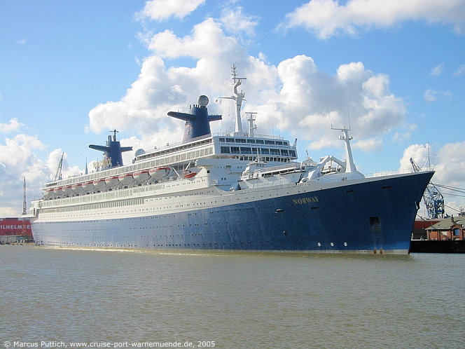 Das Kreuzfahrtschiff NORWAY am 23. Mai 2005 in Bremerhaven (Deutschland).