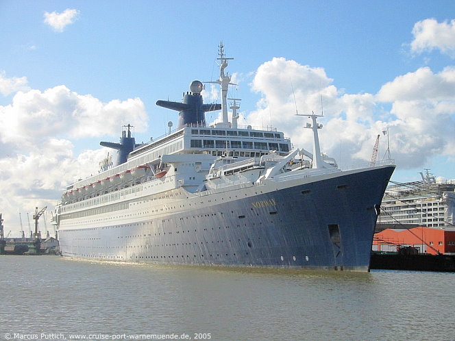 Das Kreuzfahrtschiff NORWAY am 23. Mai 2005 in Bremerhaven (Deutschland).