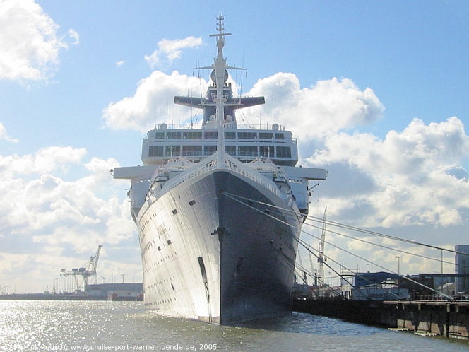 Das Kreuzfahrtschiff NORWAY am 23. Mai 2005 in Bremerhaven (Deutschland).