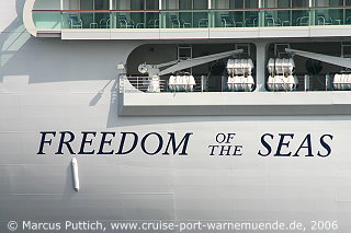 Das Kreuzfahrtschiff FREEDOM OF THE SEAS von der Kreuzfahrtreederei Royal Caribbean International am 25. April 2006 in Hamburg (Deutschland).