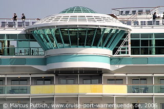 Das Kreuzfahrtschiff FREEDOM OF THE SEAS von der Kreuzfahrtreederei Royal Caribbean International am 25. April 2006 in Hamburg (Deutschland).