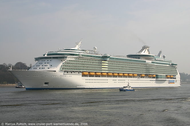 Das Kreuzfahrtschiff FREEDOM OF THE SEAS von der Kreuzfahrtreederei Royal Caribbean International am 25. April 2006 in Hamburg (Deutschland).