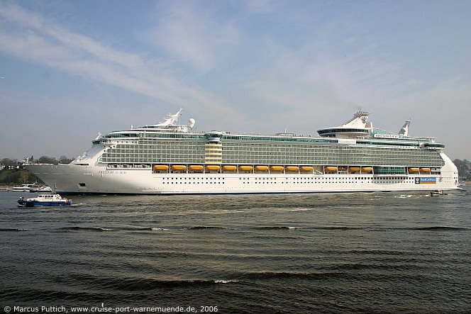 Das Kreuzfahrtschiff FREEDOM OF THE SEAS von der Kreuzfahrtreederei Royal Caribbean International am 25. April 2006 in Hamburg (Deutschland).