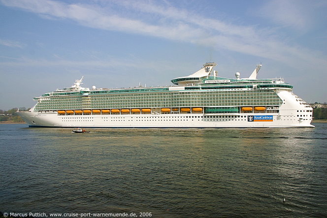 Das Kreuzfahrtschiff FREEDOM OF THE SEAS von der Kreuzfahrtreederei Royal Caribbean International am 25. April 2006 in Hamburg (Deutschland).