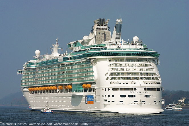 Das Kreuzfahrtschiff FREEDOM OF THE SEAS von der Kreuzfahrtreederei Royal Caribbean International am 25. April 2006 in Hamburg (Deutschland).