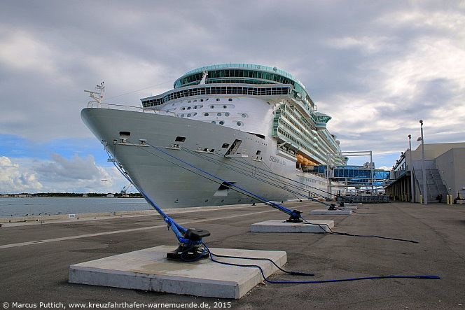 Das Kreuzfahrtschiff FREEDOM OF THE SEAS von der Kreuzfahrtreederei Royal Caribbean International am 27. September 2015 in Port Canaveral, FL (USA).