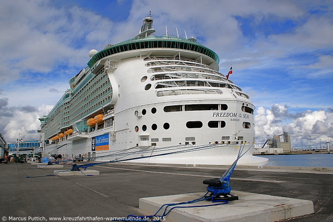 Das Kreuzfahrtschiff FREEDOM OF THE SEAS von der Kreuzfahrtreederei Royal Caribbean International am 27. September 2015 in Port Canaveral, FL (USA).