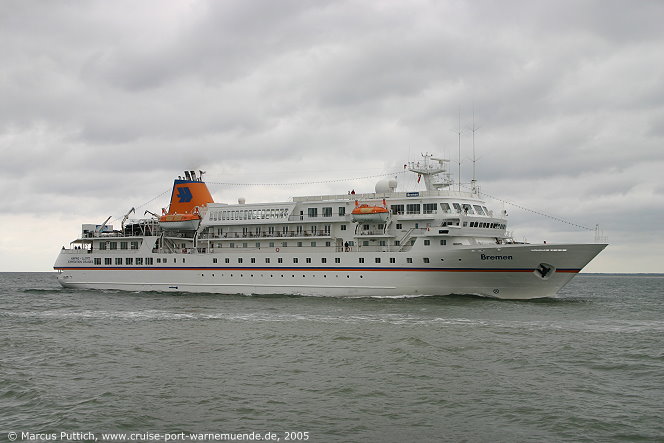 Das Kreuzfahrtschiff BREMEN am 24. Juli 2005 im Ostseebad Warnem&uuml;nde (Erstanlauf).