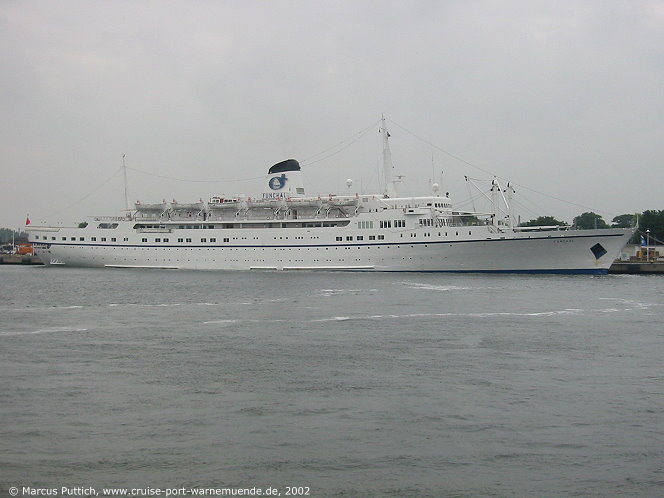 Das Kreuzfahrtschiff FUNCHAL am 13. Juni 2002 im Ostseebad Warnem&uuml;nde.