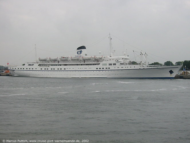 Das Kreuzfahrtschiff FUNCHAL am 13. Juni 2002 im Ostseebad Warnemünde.
