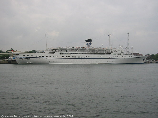 Das Kreuzfahrtschiff FUNCHAL am 13. Juni 2002 im Ostseebad Warnem&uuml;nde.