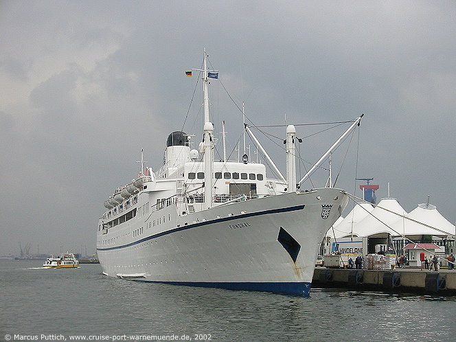 Das Kreuzfahrtschiff FUNCHAL am 13. Juni 2002 im Ostseebad Warnem&uuml;nde.