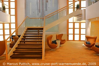 Das Kreuzfahrtschiff MEIN SCHIFF: Das Atrium aud Deck 5-8.
