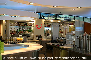 Das Kreuzfahrtschiff MEIN SCHIFF: Die TUI Bar auf Deck 6.