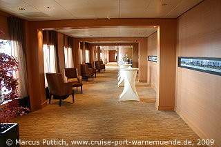 Das Kreuzfahrtschiff MEIN SCHIFF: Die Vinothek Vinos auf Deck 7.