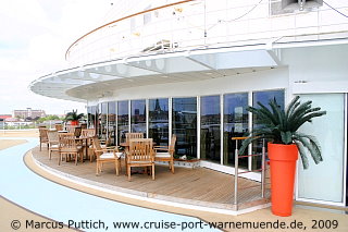 Das Kreuzfahrtschiff MEIN SCHIFF: Der Sonnendeck-Bereich mit dem Jogging-Bereich auf Deck 12.