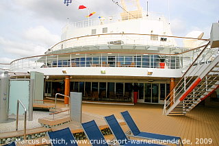Das Kreuzfahrtschiff MEIN SCHIFF: Der Pool Bereich auf Deck 11.