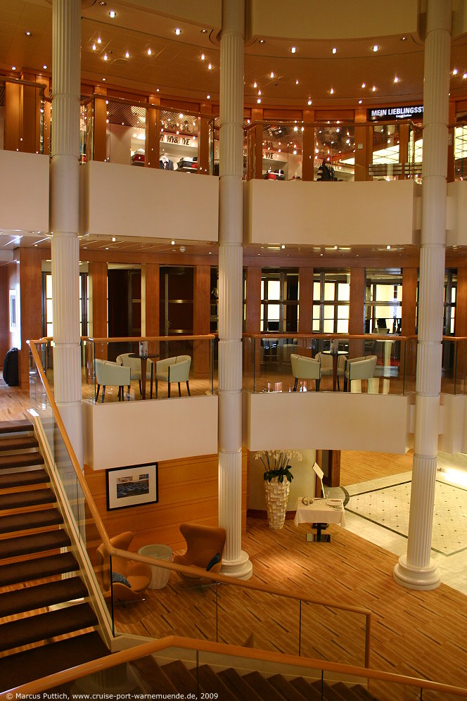 Das Kreuzfahrtschiff MEIN SCHIFF: Das Atrium auf Deck 5-8.