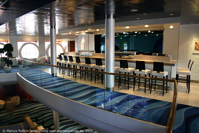 Das Kreuzfahrtschiff MEIN SCHIFF: Die Blaue Welt Sushi Bar auf Deck 7.